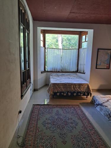 una camera da letto con due letti e una finestra di Bed & Breakfast Delta Inn - Río Tigre a Tigre