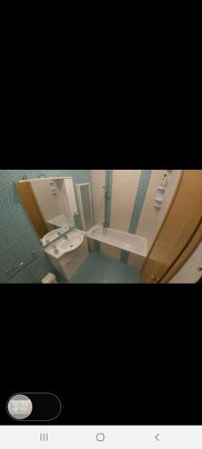 een badkamer met een toilet in een kamer bij Casa buono in Ercolano