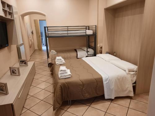 ein Schlafzimmer mit einem Bett und einem Etagenbett in der Unterkunft Casa buono in Ercolano