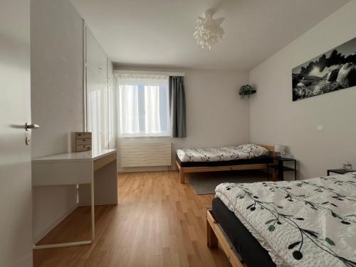een slaapkamer met een bed, een bureau en een raam bij Casa Medusa - con piscina, a 2 minuti dalla stazione in Verscio