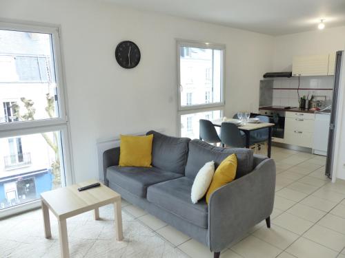 un salon avec un canapé et une table dans l'établissement T2 République Parking inclus, à Nantes
