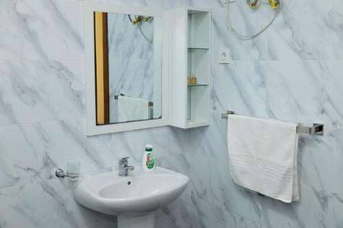 ein weißes Badezimmer mit einem Waschbecken und einem Spiegel in der Unterkunft Cidadela Apartamento in Praia