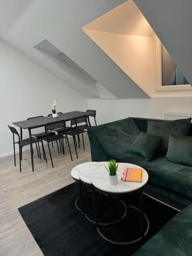 un soggiorno con divano verde e tavolo di PARIS by D&J Apartment‘s Altenessen Nord a Essen