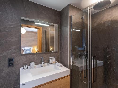 une salle de bain avec un lavabo et une douche dans l'établissement Appartement raffiné à Courchevel Moriond pour 8 personnes, proche pistes et commerces - FR-1-563-148, à Courchevel