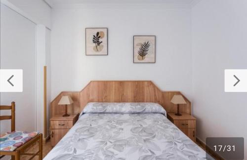 1 dormitorio con 1 cama y 2 cuadros en la pared en Apartamento Bonanza, Playa de Gandía en Los Mártires