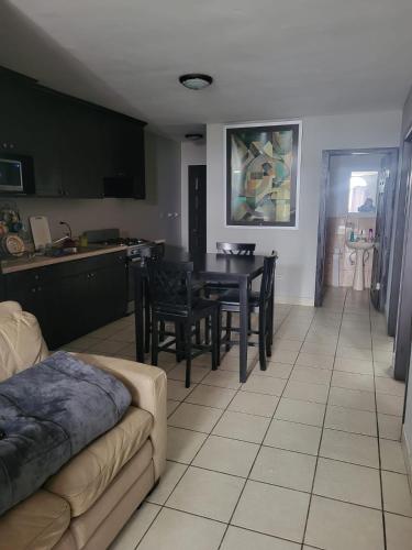 a kitchen and dining room with a table and chairs at Departamentos Velasco Recamaras in Tijuana