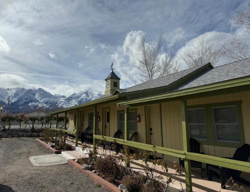 um edifício com uma torre de relógio em cima em Eastern Sierra Motor Lodge em Independence