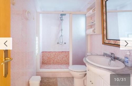 y baño con ducha, aseo y lavamanos. en Apartamento Bonanza, Playa de Gandía, en Los Mártires