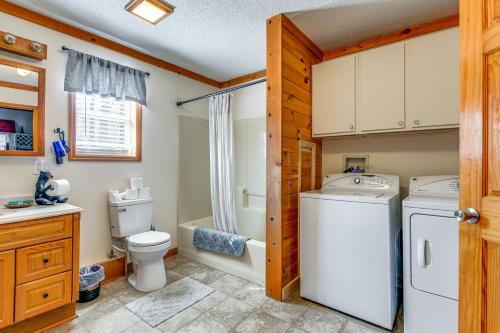 La salle de bains est pourvue d'un lave-linge et d'un sèche-linge. dans l'établissement Riverfront Peru Cabin about 2 Mi to Lake Champlain!, à Peru