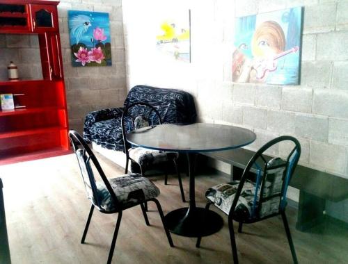 een tafel en twee stoelen en een tafel en stoelen bij Departamento centrico San Juan de Dios in Guadalajara