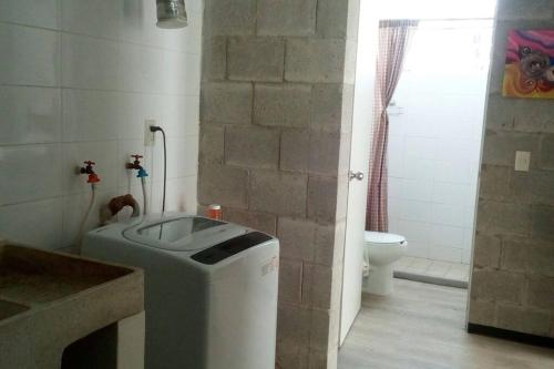 een badkamer met een vuilnisbak en een toilet bij Departamento centrico San Juan de Dios in Guadalajara
