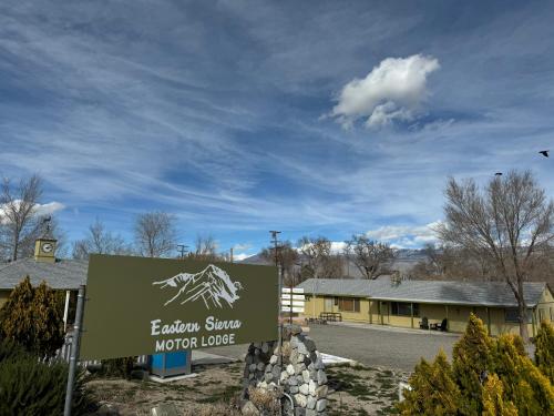 ein Schild für die Außenseite eines Bergbesichtigungs-Motels in der Unterkunft Eastern Sierra Motor Lodge in Independence