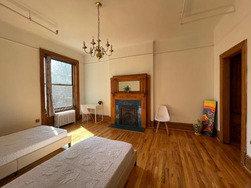 una camera con letto e camino di Large Room in Charming Townhouse a New York