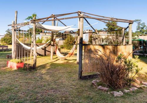 un columpio con hamaca en un patio en La Casa del Hornero, en Piriápolis