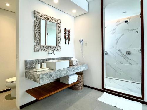 a bathroom with a sink and a mirror at Casa de Praia em Interlagos - 4 suítes a poucos metros do mar in Camaçari