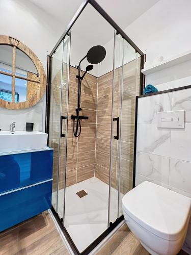 une salle de bain avec une douche avec des toilettes et un lavabo dans l'établissement Charmant studio avec extérieur, à Baho