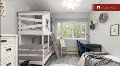 タリンにあるTeras Residenceの子供用ベッドルーム(ロフトベッド1台、デスク付)