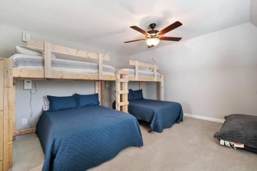 1 dormitorio con 2 literas y ventilador de techo en Lakeside Cottage w/Golf Cart, Hot Tub, & Fire Pit, en Estill Springs