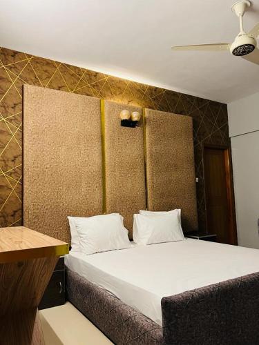 Katil atau katil-katil dalam bilik di Marigold Accommodations