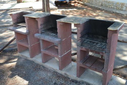 una mesa de madera con dos estanterías en la calle en Villaggio Lido Del Mare, en Rodi Garganico