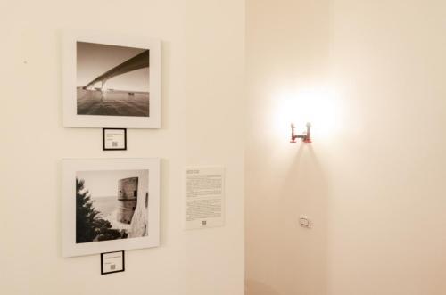 un muro con immagini e una luce su un muro di Downtown Lodge Museum a Taranto