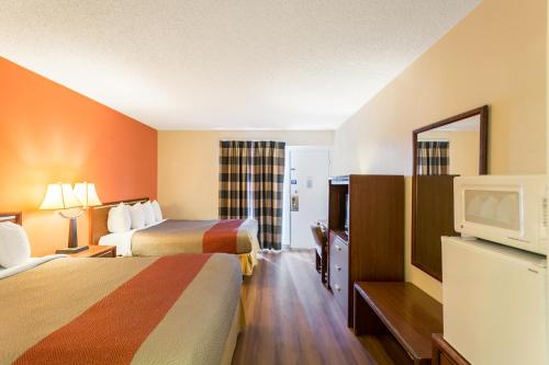 een hotelkamer met 2 bedden en een televisie bij Motel 6-Butte, MT - Historic City Center in Butte