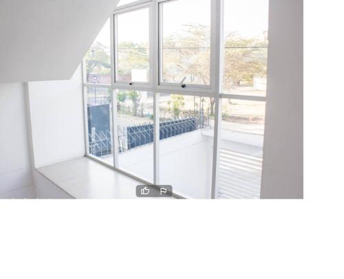 ピウラにあるHotel Loma Hermosaのバルコニーの景色を望む窓付きの客室です。