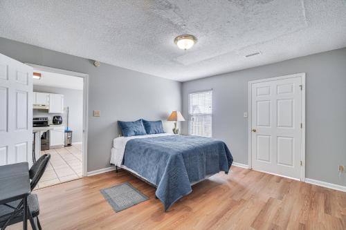 1 dormitorio con 1 cama con manta azul en Pet-Friendly Knoxville Retreat with Deck and Gas Grill, en Knoxville