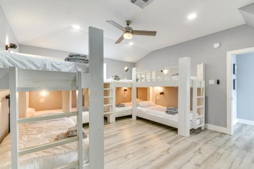 Una habitación con cuatro literas. en Modern Freeport Home with Views Walk to Beach!, en Freeport