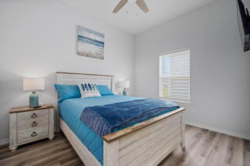 een slaapkamer met een bed, een dressoir en een raam bij The Bluefin Bay House in Rockport