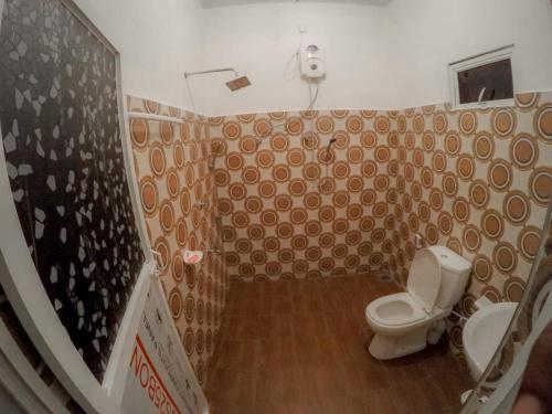 d'une petite salle de bains avec toilettes et escalier. dans l'établissement Sinharaja Forest Lodge, à Deniyaya