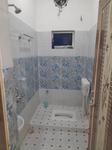a bathroom with a toilet and a bath tub at Gunjan Cottage in Deoghar
