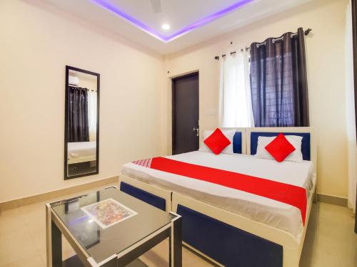 um quarto de hotel com uma cama e uma mesa em Super OYO Flagship Hotel Space Inn em Nagpur