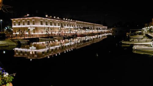 een groep boten geparkeerd in een jachthaven 's nachts bij La Rosa del Garda in Peschiera del Garda