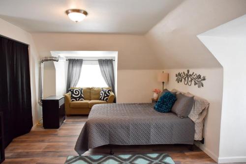 um quarto com uma cama e um sofá em Unwind in a Bright Comfortable Apartment for 3 em Pittsburgh