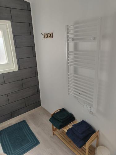 La salle de bains est pourvue d'une douche et de 2 serviettes bleues. dans l'établissement Les hirondelles, à Arrest