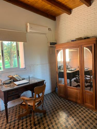 Pokój z biurkiem, krzesłem i szafką w obiekcie Casa Falda del Carmen w mieście Santa María