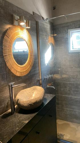 La salle de bains est pourvue d'un lavabo et d'un miroir. dans l'établissement Casa Falda del Carmen, à Santa María
