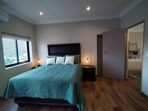 Ένα ή περισσότερα κρεβάτια σε δωμάτιο στο 10 on Waboom, Montagu West