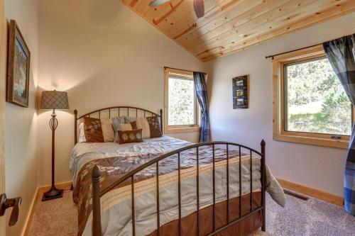 una camera da letto con un letto nell'angolo di una stanza di Triple R Retreat at Terry Peak a Lead