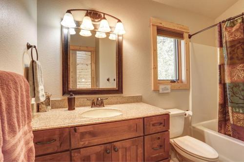 un bagno con lavandino, WC e specchio di Triple R Retreat at Terry Peak a Lead