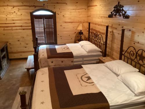 1 Schlafzimmer mit 2 Betten in einem Blockhaus in der Unterkunft Dulce Vida in Concan