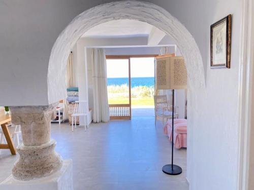 Al MatlīnにあるDar Brahim, Cap Zbib , Vue sur merの海の景色を望むアーチ道のある客室です。