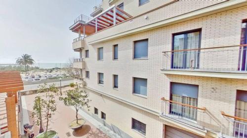 um edifício de apartamentos com vista para uma rua em PREMIUM HABITAT LA PICORDIA em Arenys de Mar