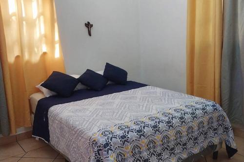 A bed or beds in a room at Charming 3 bedroom house