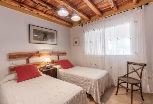 Postel nebo postele na pokoji v ubytování Casa con piscina, jardín y juegos exteriores