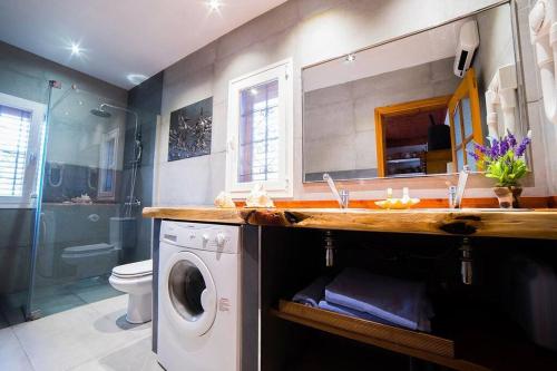 Koupelna v ubytování Casa con piscina, jardín y juegos exteriores