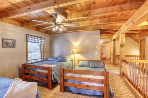 Poschodová posteľ alebo postele v izbe v ubytovaní Whitetail Lodge