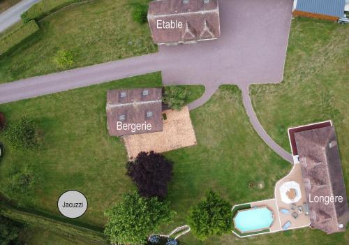 - une vue aérienne sur une cour avec une maison dans l'établissement Gite des Augettes, à Saint-Hymer