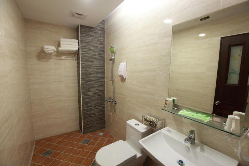 花蓮市的住宿－蘋果屋，带淋浴、卫生间和盥洗盆的浴室